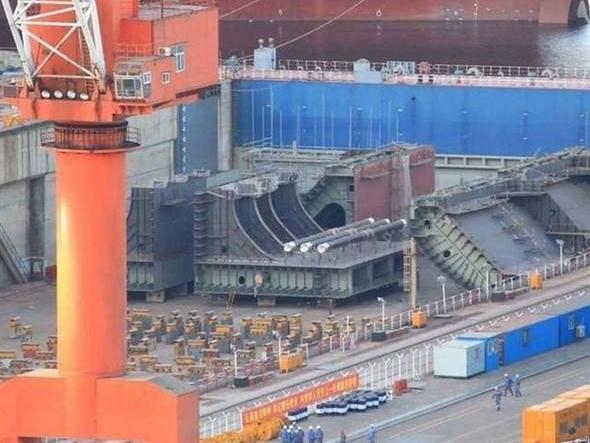 大連造船廠現(xiàn)疑似新航母分段 港媒猜測已開建第四艘航母