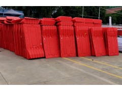 深圳市龍華廠家大量出售水馬圍擋道路護欄